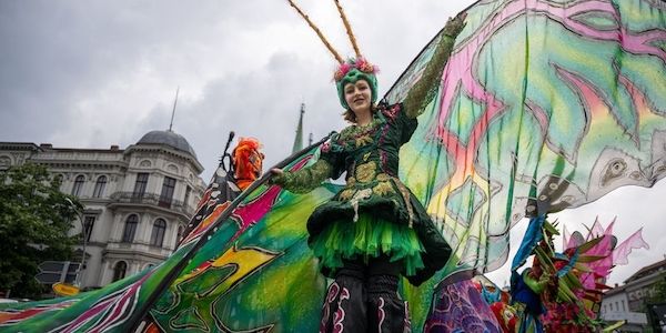 Bunt und laut: Dichtes Gedränge beim Karneval der Kulturen