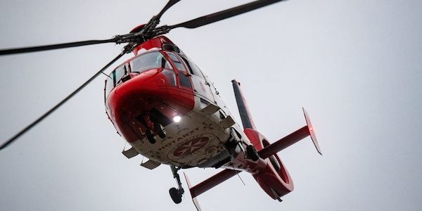 Feuer in Mehrfamilienhaus in Berlin-Steglitz: Hubschrauber im Einsatz