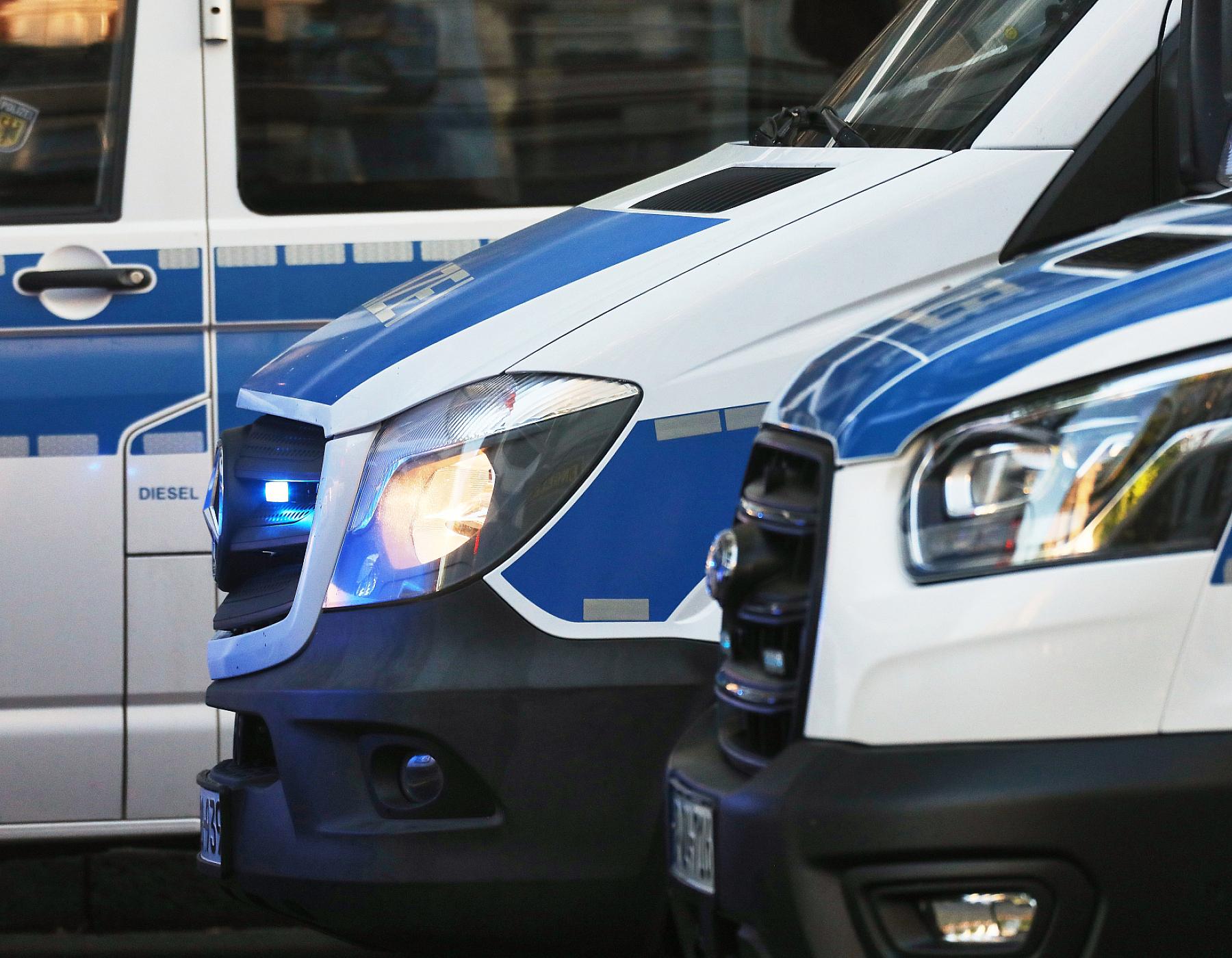 Unbekannter schießt mit Schreckschusswaffe in Hellersdorf und bedroht ...