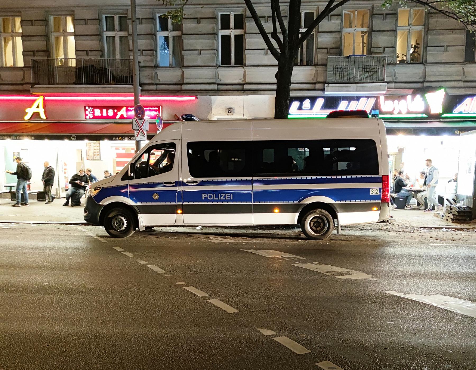Polizei nimmt nach Schüssen auf Neuköllner Café zwei Männer fest ...