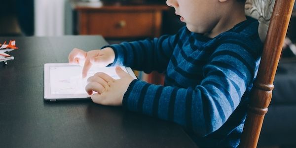 ARAG: Warum und ab wann ein Tablet für das Kind?