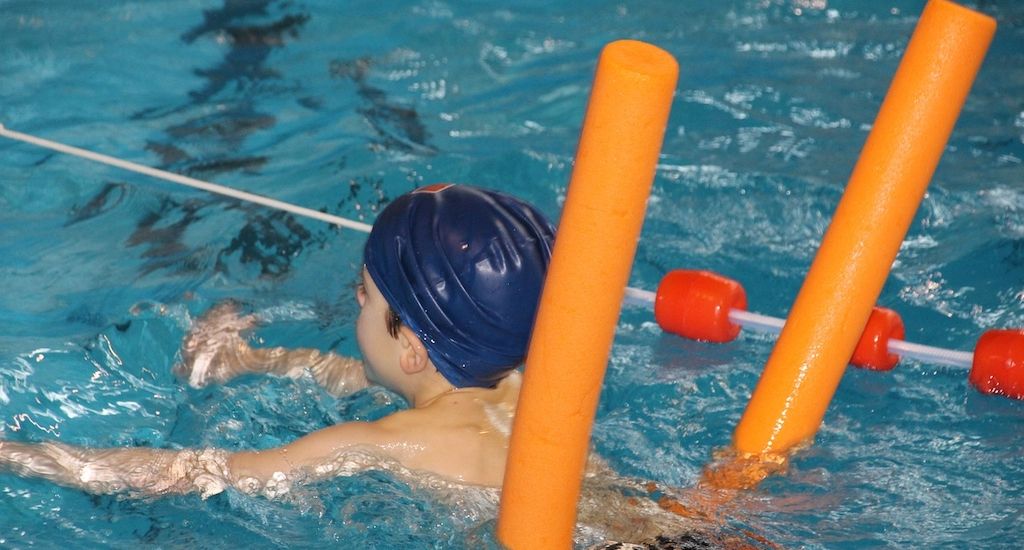 ARAG: Warum Schwimmen lernen für Kinder und Erwachsene so wichtig ist