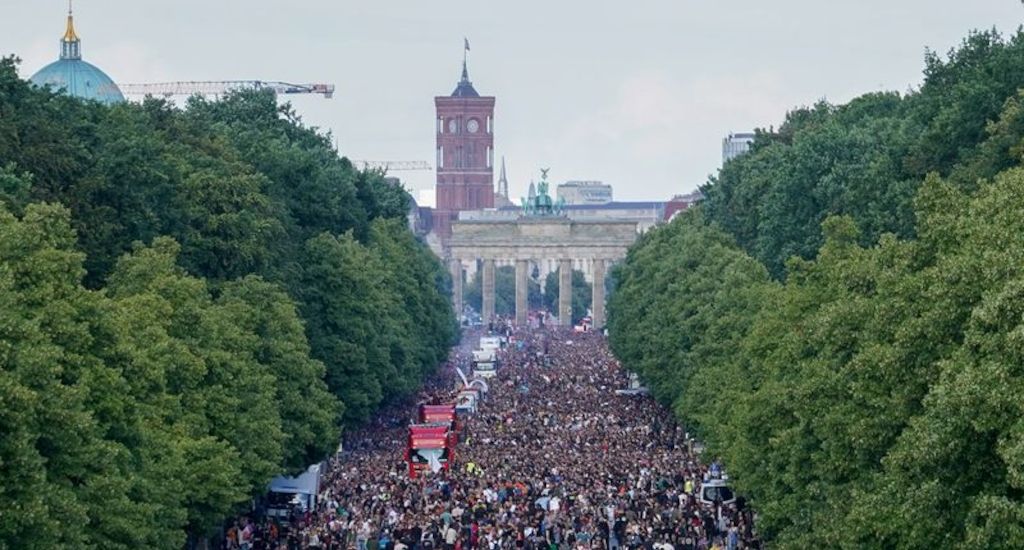 200.000 Menschen bei «Rave The Planet» mit Dr. Motte in Berlin!