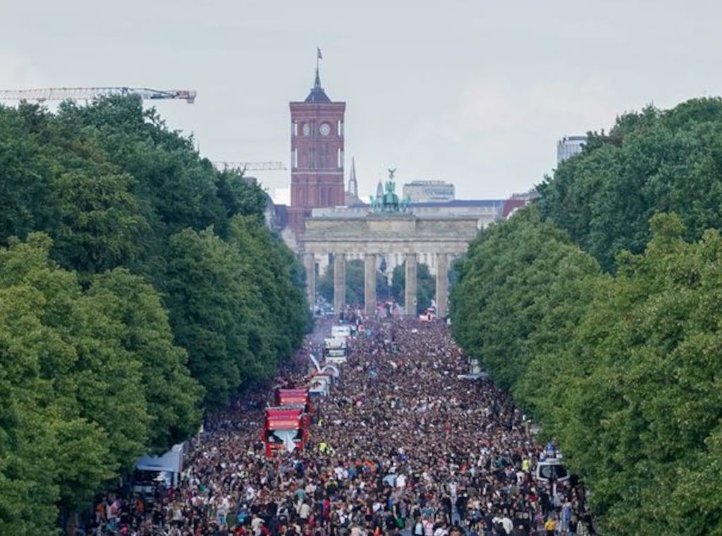 200.000 Menschen bei «Rave The Planet» mit Dr. Motte in Berlin!