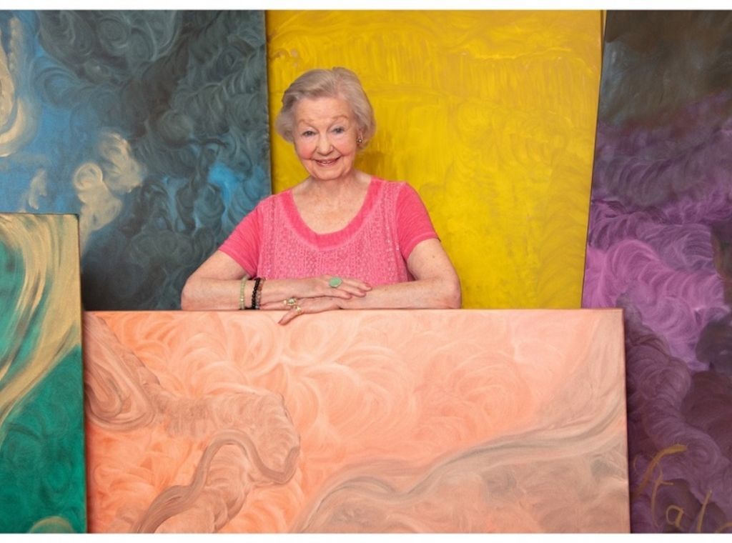 85-jährige Künstlerin “Kalchie” begeistert die Kunstszene mit ihren Werken