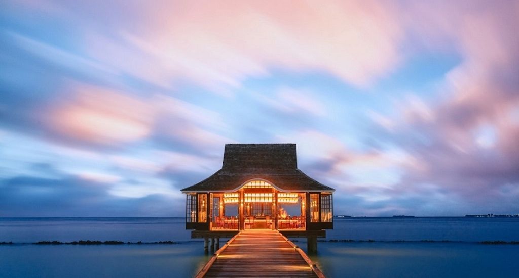 Japanisches Gourmet Restaurant fast schwebend zwischen Sternen und Ozean: das Teppanyaki Restaurant Mizu im Nova Maldives
