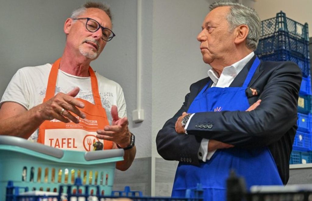 Roland Kaiser teilt in Cottbus Essen für Bedürftige aus