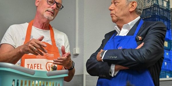 Roland Kaiser teilt in Cottbus Essen für Bedürftige aus