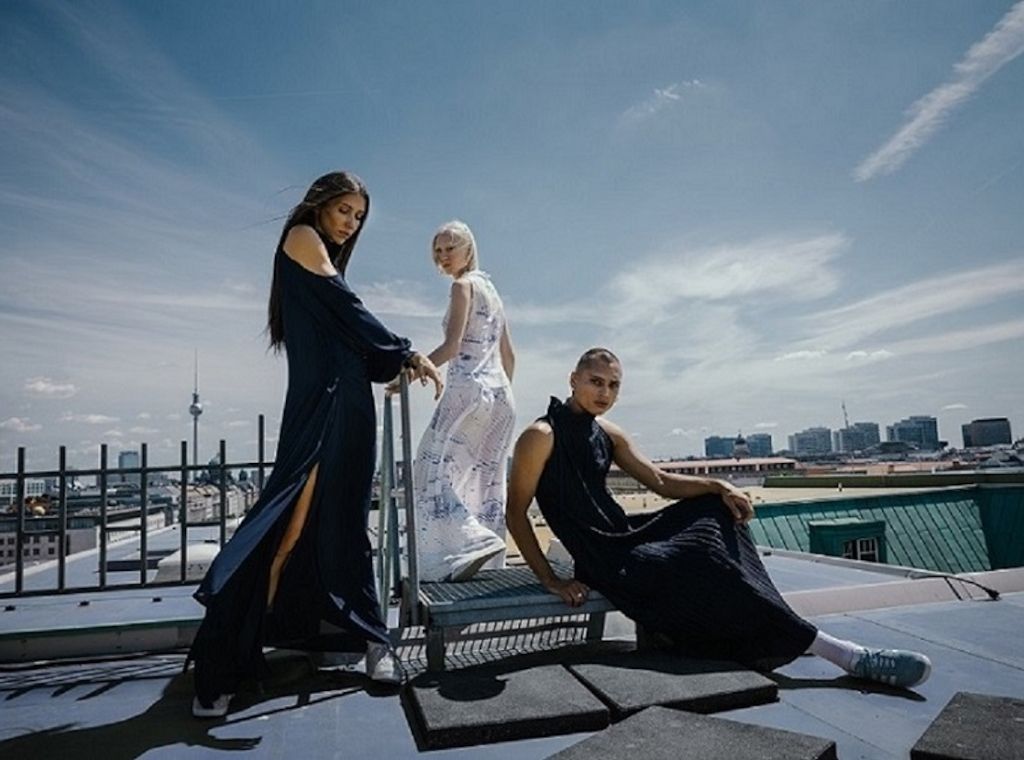 Deutschlands bekannte Modedesignerin präsentierte luftige Mode im Adlon- Kempinski 