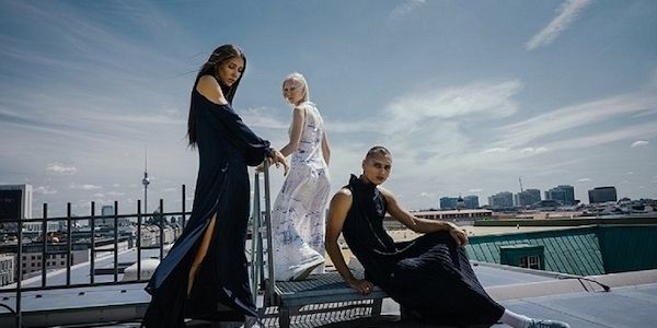 Deutschlands bekannte Modedesignerin präsentierte luftige Mode im Adlon- Kempinski 