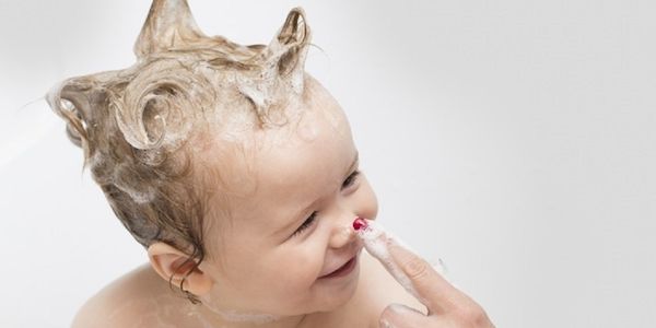 Beim Haarewaschen sollten Eltern daher auf natürliche Inhaltsstoffe achten!