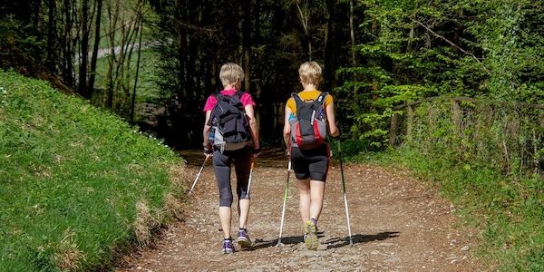 ARAG:  Sportliches Wandern -  Der Trend aus Finnland!