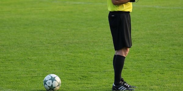 ARAG Experten nehmen Job der Schiedsrichter der Fußball-Bundesliga unter die Lupe!