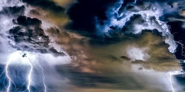 ARAG: Was man bei Sturm, Hagel und Starkregen beachten sollte