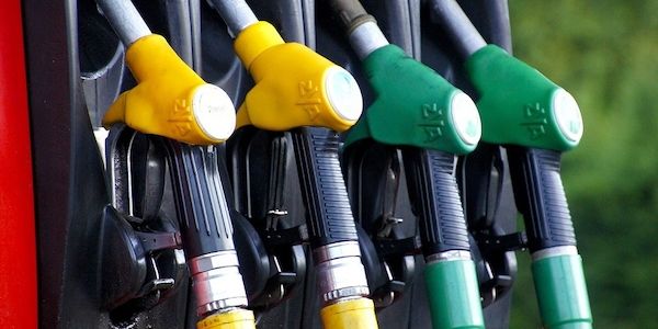 ARAG: So viel Benzin dürfen Autofahrer kaufen und lagern!