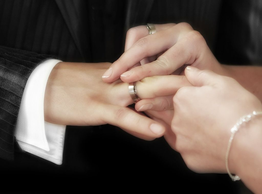 ARAG: Experten klären über modernen Heiratsschwindel auf!