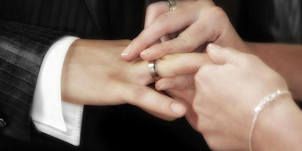 ARAG: Experten klären über modernen Heiratsschwindel auf!