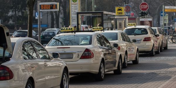 ARAG: Taxi vs. Uber – die Stimmung auf der Straße ist angespannt
