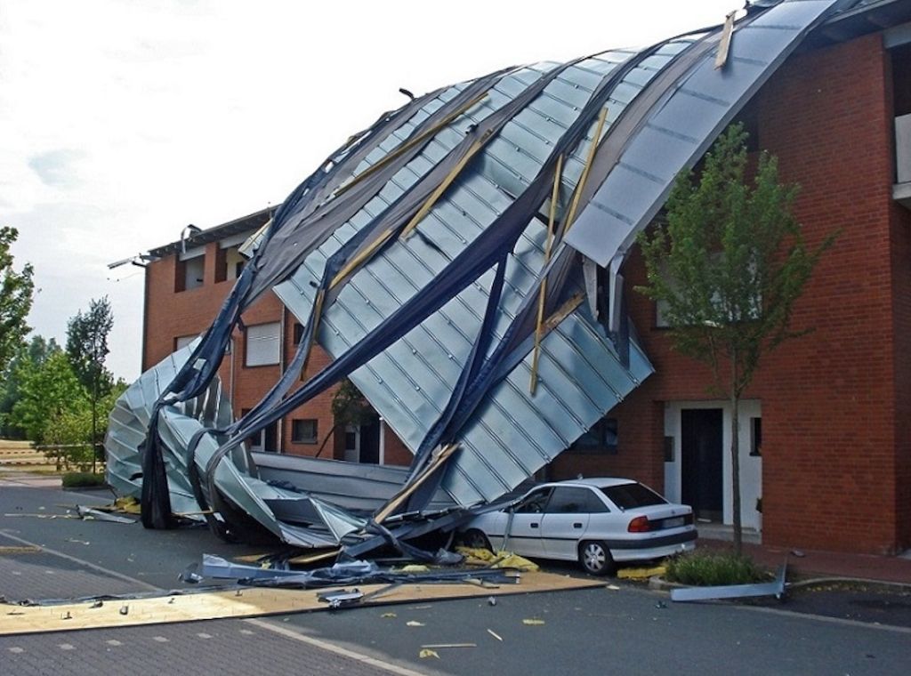 Welche Schäden deckt eine Gebäude-, Hausrat- oder Kaskoversicherung bei Sturm ab?