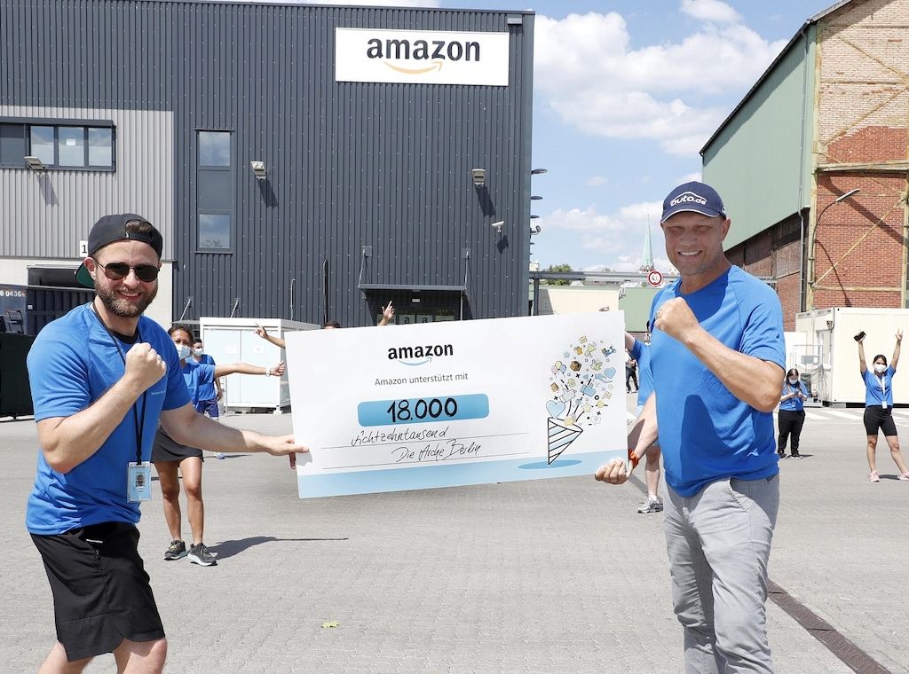 Axel Schulz überreicht Spendenscheck von 18.000 Euro für die Arche in Berlin Tegel im Namen von Amazon!