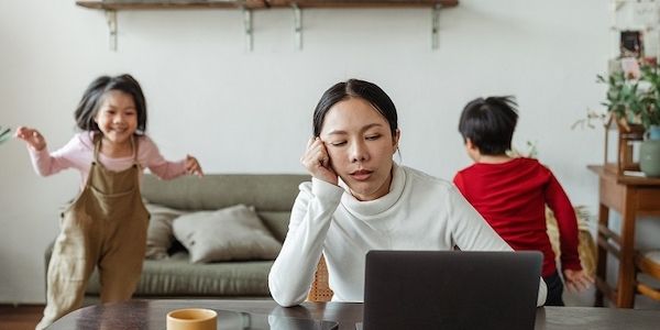 Burn-Out-Welle vor Weihnachten: So bewältigen Eltern ihren Stress