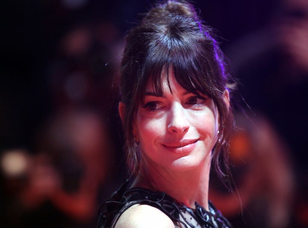 Anne Hathaway findet Thema "Liebe" in Krisenzeiten umso wichtiger