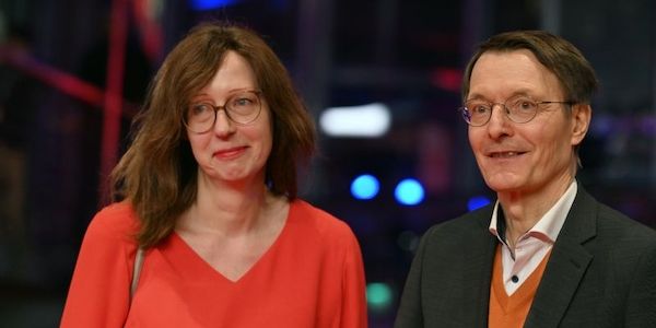 Bundesgesundheitsminister zeigt sich mit neuer Freundin auf rotem Teppich