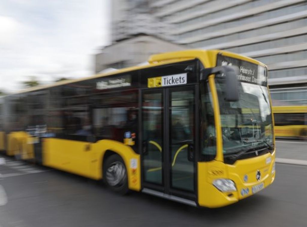 Berlin-Buckow: Frau bei Notbremsung im Bus schwer verletzt