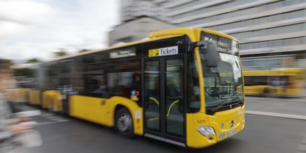 Berlin-Buckow: Frau bei Notbremsung im Bus schwer verletzt