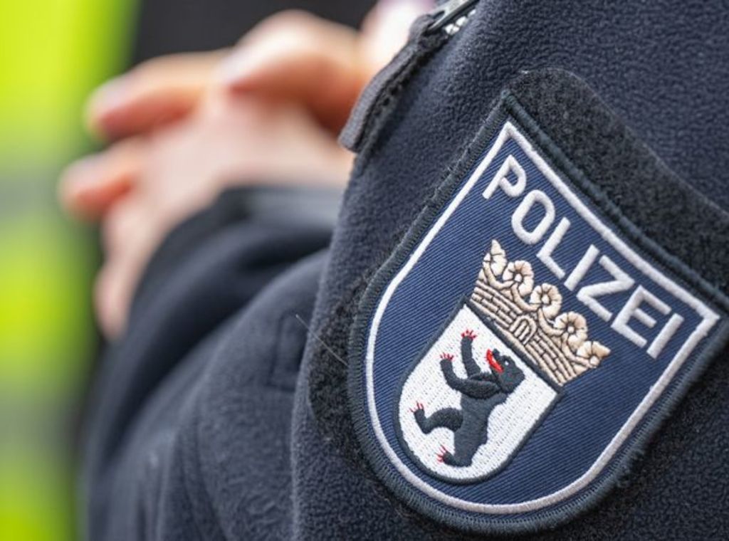 Mann bricht einem Beamten in Berlin-Grunewald die Hand
