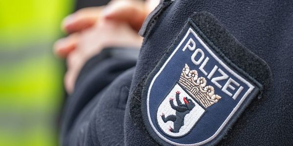 Mann bricht einem Beamten in Berlin-Grunewald die Hand