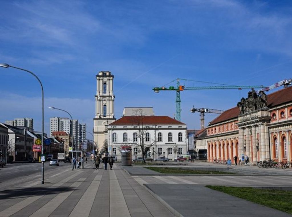 Potsdam: Kapelle im Turm der Garnisonkirche eingeweiht- Proteste!