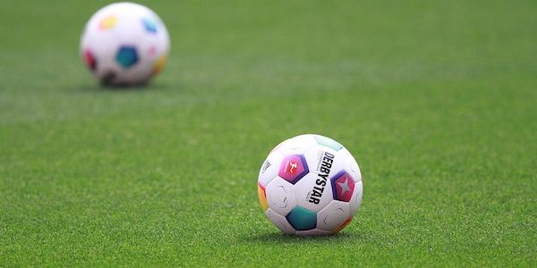 2. Bundesliga: Rostock besiegt Wiesbaden - Hertha schlägt Paderborn