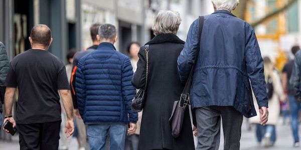 Bevölkerung in Brandenburg nimmt ab, Menschen werden älter