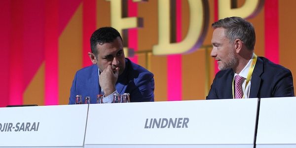 Forsa: FDP wieder bei fünf Prozent - Union verliert