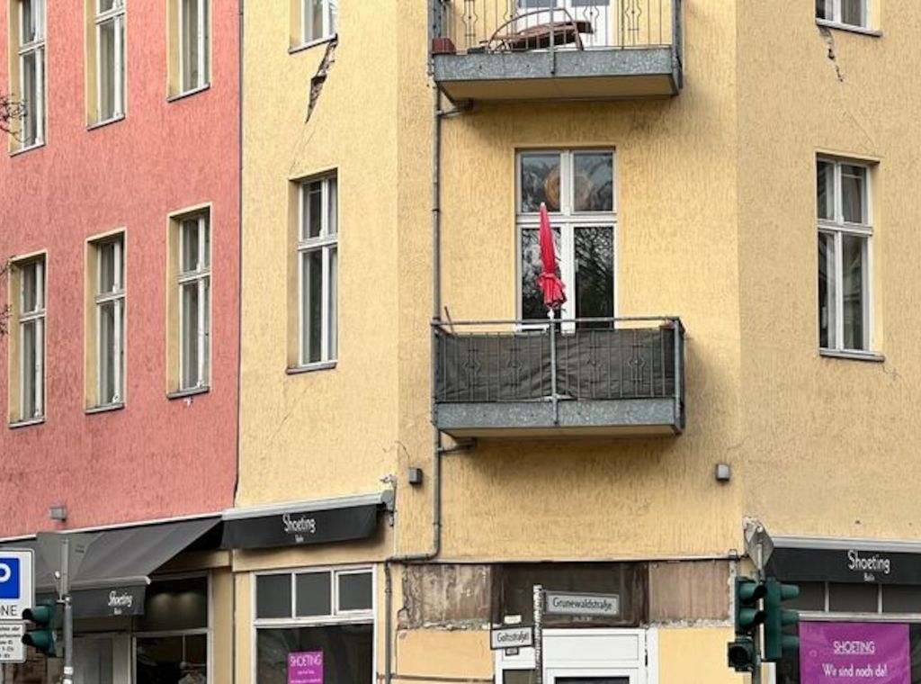 Einsturzgefahr eines Wohnhauses in Berlin-Schöneberg- Haus evakuiert