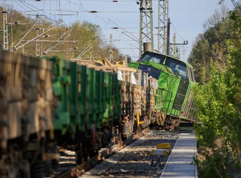 Lok bei Birkenwerder entgleist: Streckensperrung bis Montag