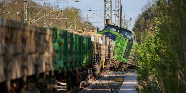 Lok bei Birkenwerder entgleist: Streckensperrung bis Montag