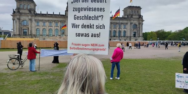 Selbstbestimmungsgesetz beschlossen - Proteste vor dem Bundestag