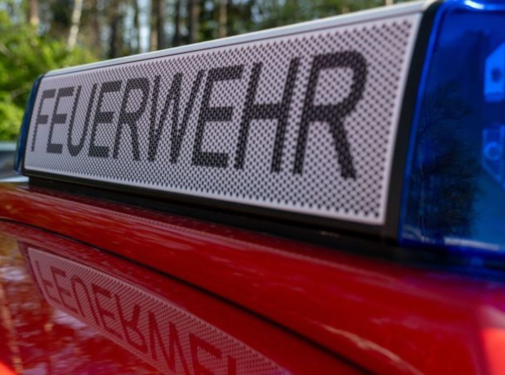 Auto erfasst Roller in Berlin-Reinickendorf: 85-Jähriger lebensgefährlich verletzt