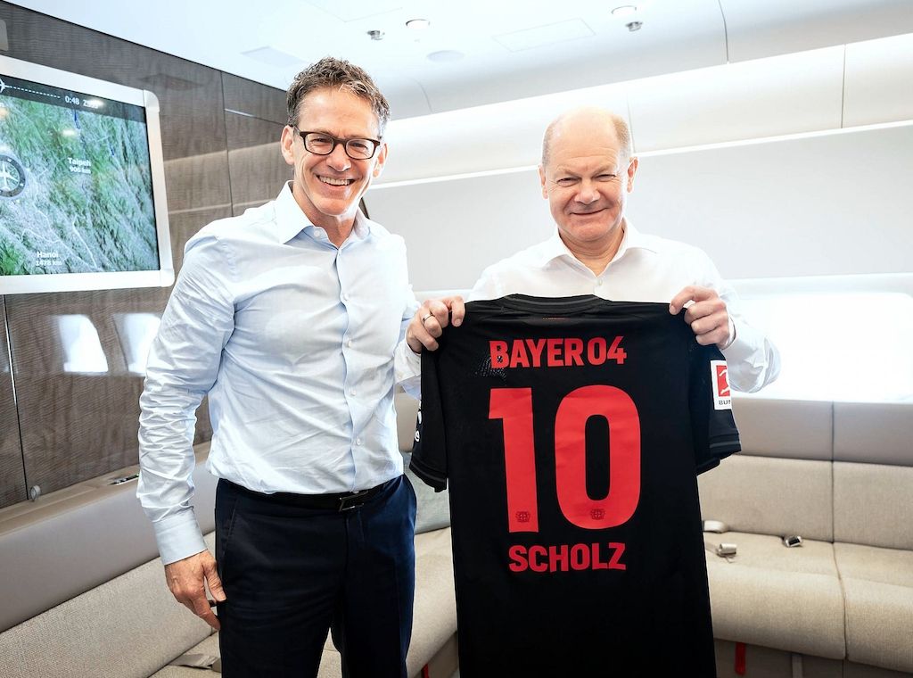 Scholz lässt sich mit Leverkusen-Trikot ablichten