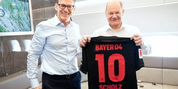 Scholz lässt sich mit Leverkusen-Trikot ablichten