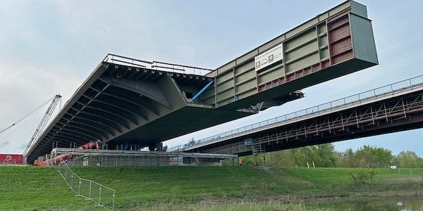Brandenburg und Sachsen-Anhalt: Brückenteil erfolgreich Richtung Elbe geschoben