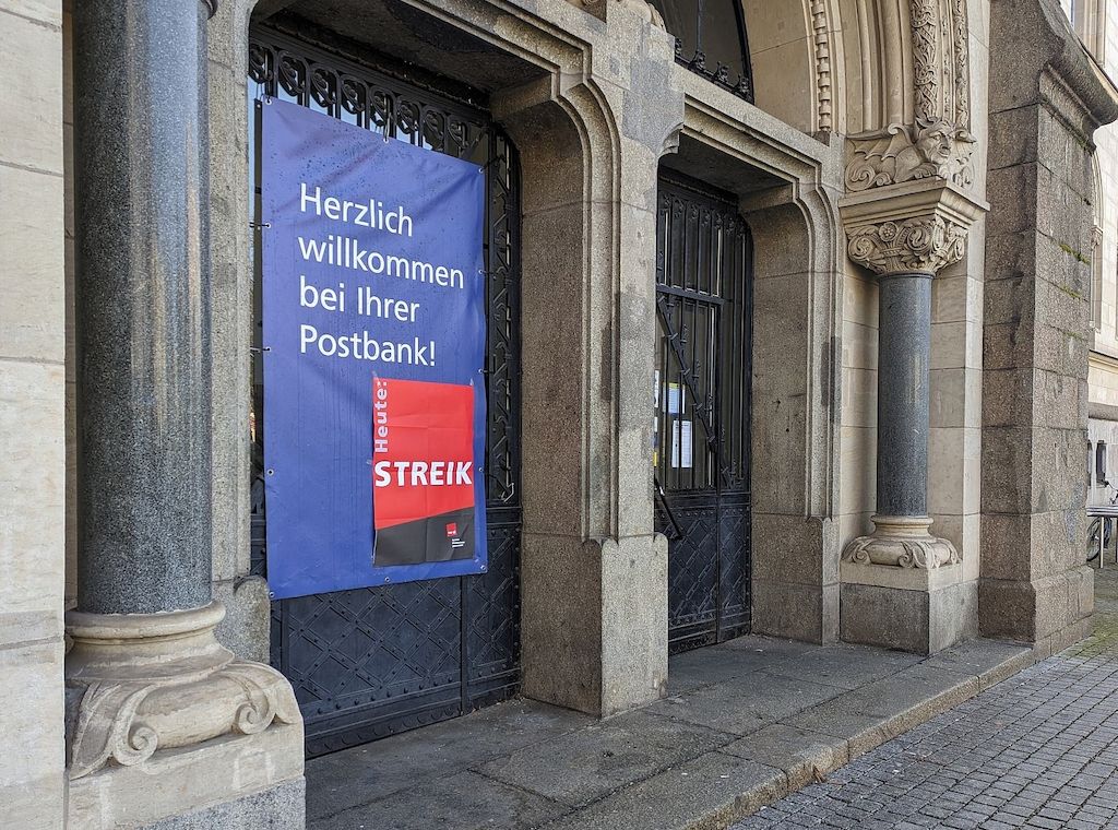 Verdi lässt über unbefristete Streiks bei der Postbank abstimmen
