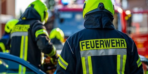 Feuerwehr löscht Hochhausbrand in Marzahn: Ein Verletzter