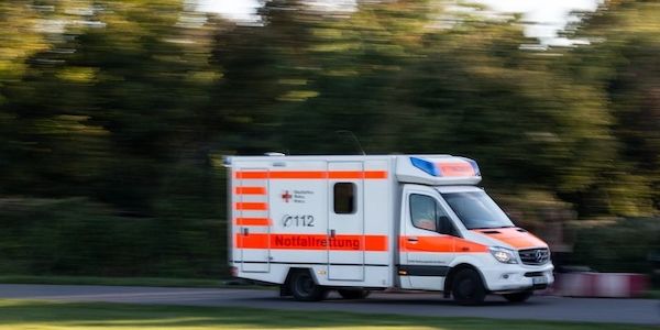 Ast durchschlägt Scheibe von Kleinbus in Wusterhausen: Drei Verletzte