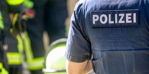 22-Jährige stirbt im Krankenhaus nach Baumsturz auf Kleinbus bei Wusterhausen