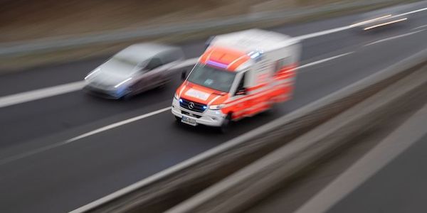 Acht Verletzte auf A10: Kleintransporter fährt auf Lkw auf