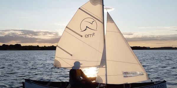 Entdecke die Freiheit auf dem Wasser mit dem Segelkajak Summerwind vom em² 