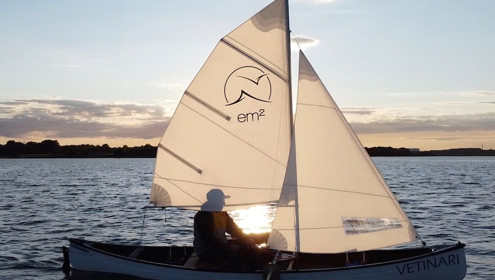 Entdecke die Freiheit auf dem Wasser mit dem Segelkajak Summerwind vom em²